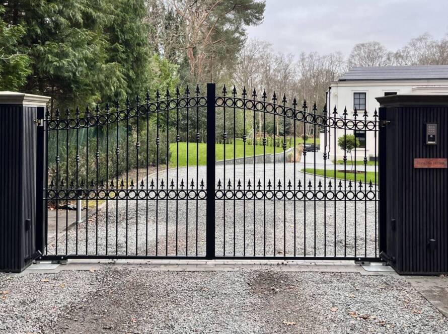 Primrose house in Worplesdon, Guildford, Surrey. Installation of an electric driveway gate in guildford. electric gates guildford.